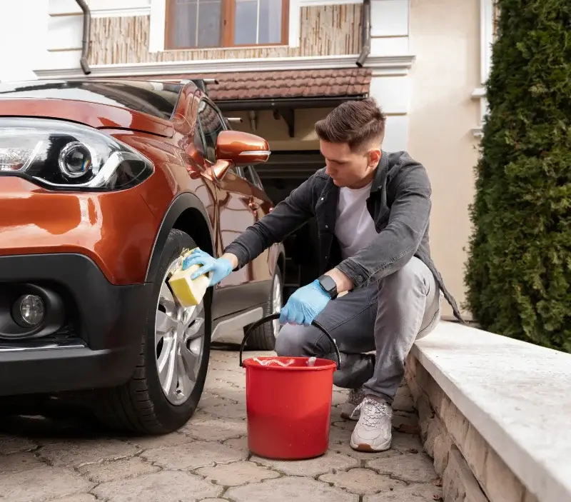 Lavage auto à domicile La Chapelle-Biche : professionnel intervenant sur un véhicule